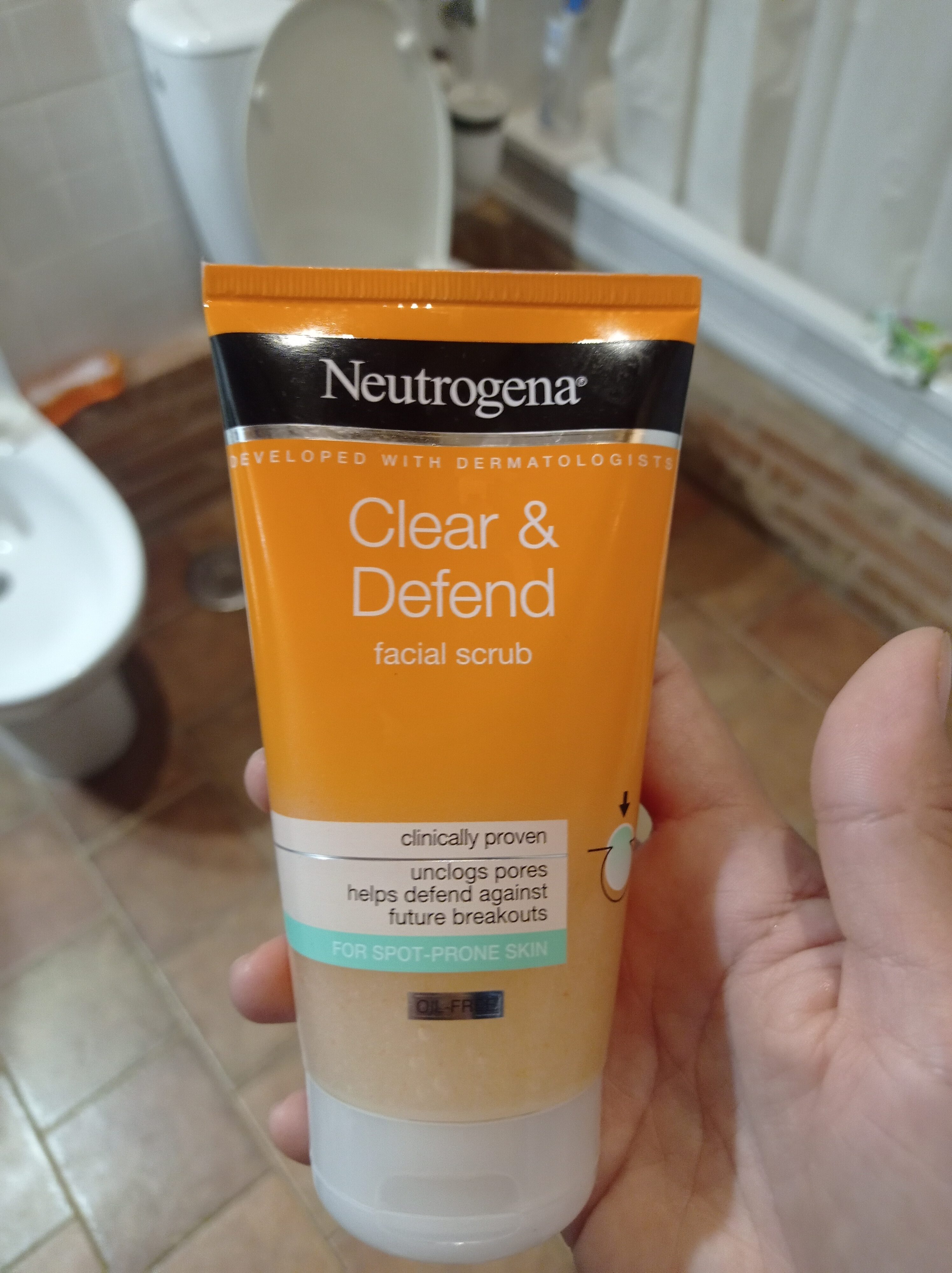 Clear & defend face scrub - Produit - es