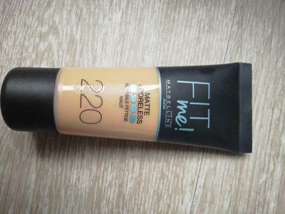 Maybelline Fit Me 220 - 1